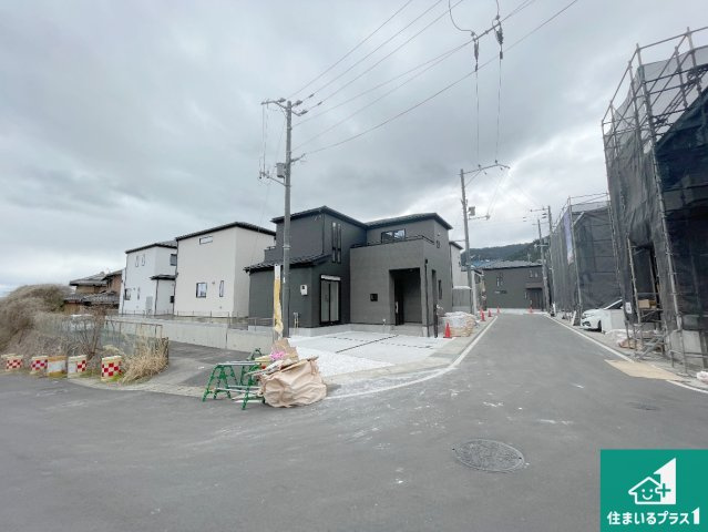 大津市坂本　新築一戸建ての前面道路含む現地写真|周辺は落ち着いた街並みの住宅地！子育てがしやすい住環境です！まだ未完成ですが、現地でしかわからない事もございます。是非一度ご覧ください。
