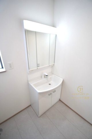 ハートフルタウン 　ひたちなか市足崎1474番　Bの独立洗面台|シャンプードレッサー付き洗面台は、広めで使いやすい、お手入れが楽なデザイン。窓があるので採光、通風良好です！