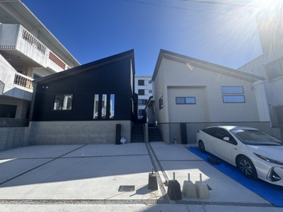 【外観】 | 宜野湾市大山（全2棟）ラスト2号棟 | 2号棟　並列駐車3台完備♪