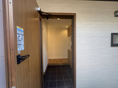 【玄関】 | 宜野湾市大山（全2棟）ラスト2号棟 | 2号棟　十分な収納付き玄関♪SIC付き♪