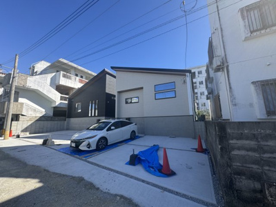 【外観】 | 宜野湾市大山（全2棟）ラスト2号棟 | 2号棟　並列駐車3台完備♪