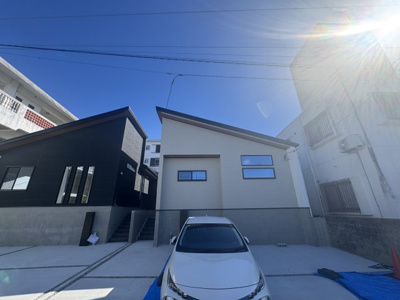 【外観】 | 宜野湾市大山（全2棟）ラスト2号棟 | 2号棟　並列駐車3台完備♪