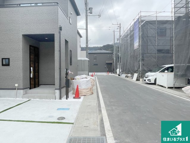 大津市坂本　新築一戸建ての前面道路含む現地写真|周辺は落ち着いた街並みの住宅地！子育てがしやすい住環境です！まだ未完成ですが、現地でしかわからない事もございます。是非一度ご覧ください。