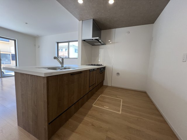 青梅市河辺町6丁目　新築戸建全1棟のキッチン|キッチンスペースは家族並んで料理してもゆとりのある広さです。