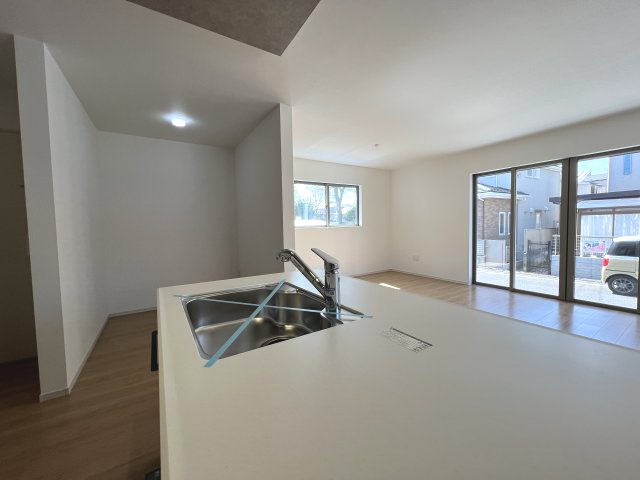 青梅市河辺町6丁目　新築戸建全1棟のキッチン|人気の対面式キッチンはお子様の様子もすぐわかり会話をしながらお料理できます｡
