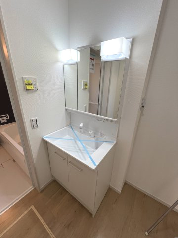 青梅市河辺町6丁目　新築戸建全1棟の独立洗面台|身だしなみを整えやすく、収納たっぷりの三面鏡付洗面化粧台☆
