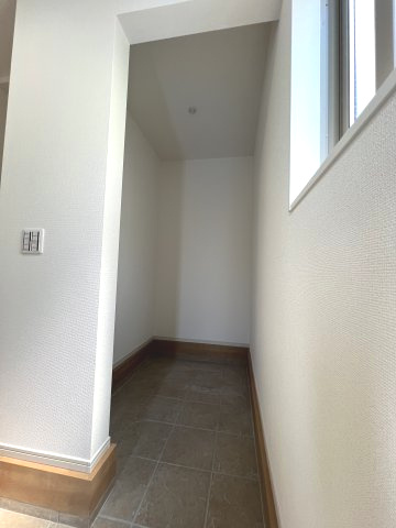 青梅市河辺町6丁目　新築戸建全1棟の玄関|シューズインクローク付き！ベビーカーやアウトドア用品など置場に困りません！
