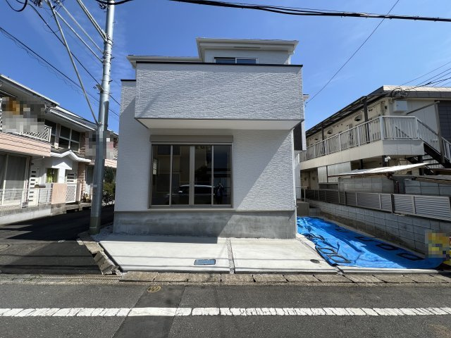 青梅市河辺町6丁目　新築戸建全1棟の前面道路含む現地写真|角地につき開放感があります♪