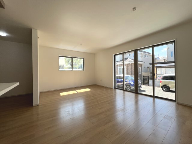 青梅市河辺町6丁目　新築戸建全1棟の居間・リビング|大きな窓からたっぷりの陽射しが射し込むリビング☆