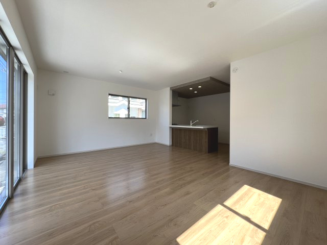 青梅市河辺町6丁目　新築戸建全1棟の居間・リビング|ご家族みんながゆったりくつろげる広々リビング。お子様が元気にはしゃぐ姿が目に浮かびます。