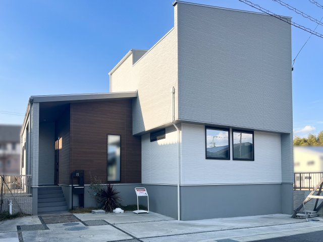 亀山市長明寺町の外観