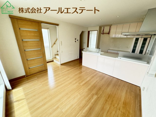 姫路市亀山1丁目　山陽電鉄「亀山駅」徒歩12分の居間・リビング