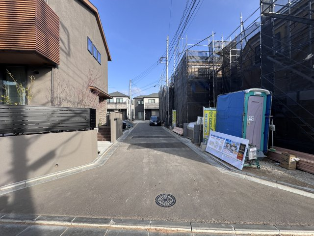 市川市菅野２丁目新築戸建【八幡小学校：10分】の前面道路含む現地写真|中央開発道路