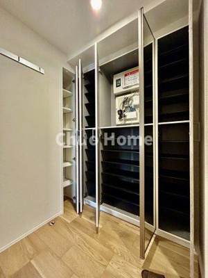 【玄関】 | アーバンドックパークシティ豊洲タワーB | 【玄関】玄関には大型のシューズクローゼットを設置しておりますのでいつでもスッキリりとした空間を保てます。玄関周りを清潔に使うのはとても大事なことですよね。