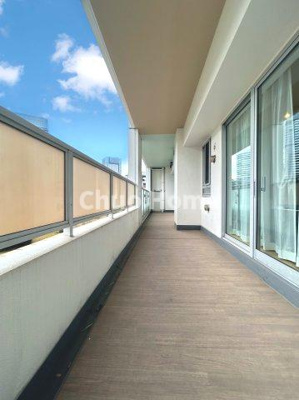 【バルコニー】 | アーバンドックパークシティ豊洲タワーB | 【バルコニー】幅もあって、奥行きもあるゆとりのバルコニー。洗濯物を干したり乾かしたりだけでなく、ただ出てみるだけでも気持ちいいですよ。