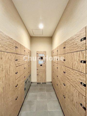 【設備】 | アーバンドックパークシティ豊洲タワーB | 【宅配ボックス】在宅時・不在時に関わらず、居住者の代わりに非対面で宅配物を受け取ってくれる便利な設備です。わかりやすくご説明致しますので見学時にはお部屋だけではなく共用部分もぜひチェックしてください。