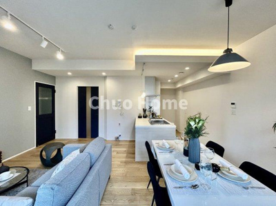 【ダイニング】 | アーバンドックパークシティ豊洲タワーB | 【ダイニング】忙しい朝でも、しっかり家族が揃って食事をして頂けるゆとりある大きさのダイニングスペース。奥様が作る手料理をカウンター越しに受けとって頂き、テーブルで囲む素敵な時間を存分に愉しんで下さい。