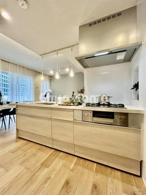 【キッチン】 | アーバンドックパークシティ豊洲タワーB | 【システムキッチン】ワイドで収納豊富な使い勝手の良いカウンターキッチンには、伸縮タイプのキッチン水栓、三ツ口コンロ・魚焼きグリルなどの便利な設備が標準完備されています。