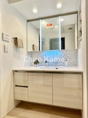 【独立洗面台】 | アーバンドックパークシティ豊洲タワーB | 【洗面化粧台】洗面化粧台には三面鏡を採用。身だしなみを整えやすい事はもちろんですが、鏡の後ろに収納スペースを設ける事により、散らかりやすい洗面スペースをすっきりさせる事が出来るのも嬉しいですね