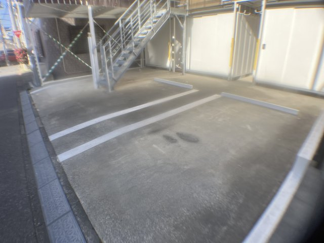 下大久保倉庫の駐車場