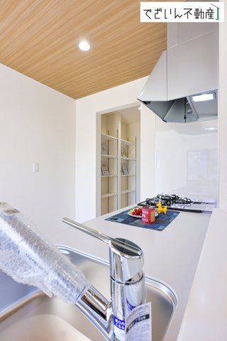 【キッチン】 | Livele Garden.S深谷市田中第3【平屋】新築住宅 | ≪1号棟≫見通しの良い対面キッチン。キッチンからパントリー、ランドリースペースまで一直線で家事ラクの導線の間取りプランです。
現地(2026年5月撮影)