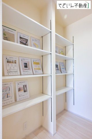 【収納】 | Livele Garden.S深谷市田中第3【平屋】新築住宅 | 可動棚付のパントリー♪暮らし心地を大きく左右する収納を、適材適所に配置し使い勝手を考慮。空間を余すところなく有効利用した収納は生活空間をより上質なものにしてくれるでしょう。
現地(2026年5月撮影)