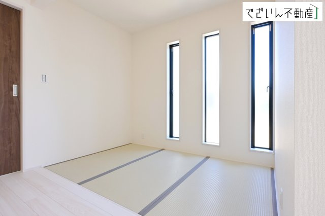 【和室】 | Livele Garden.S深谷市田中第3【平屋】新築住宅 | ≪1号棟≫時にはリビングのフローリングやソファではなく、ゆったりと畳の上で過ごしたいものです。陽光が照らし出す畳が美しい和室です。
現地(2026年5月撮影)