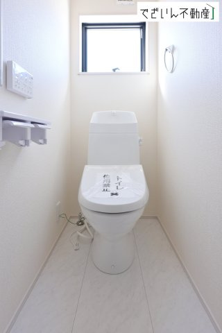 【トイレ】 | Livele Garden.S深谷市田中第3【平屋】新築住宅 | ≪1号棟≫シンプルで清潔感のある空間は、毎日使う場所だからこそ嬉しい。家族みんなが快適に過ごせる工夫が詰まっています。
現地(2026年5月撮影)