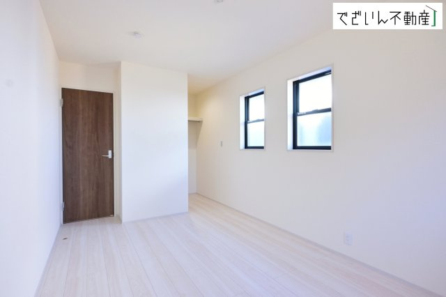 【洋室】 | Livele Garden.S深谷市田中第3【平屋】新築住宅 | ≪1号棟≫夫婦の寝室としても使える落ち着いた居室。育児の合間にほっと一息つける、静かな時間を守ってくれます。
現地(2026年5月撮影)