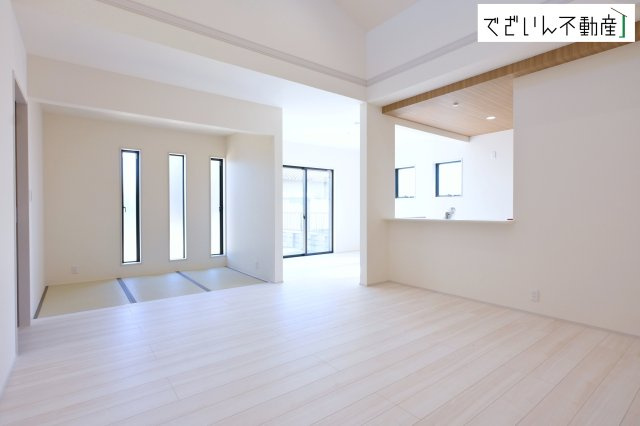 【居間・リビング】 | Livele Garden.S深谷市田中第3【平屋】新築住宅 | ≪1号棟≫タタミコーナーと隣接したリビングは、遊び場にもお昼寝スペースにも。育児と家族時間が無理なく両立できる、優しい間取りです。
現地(2026年5月撮影)