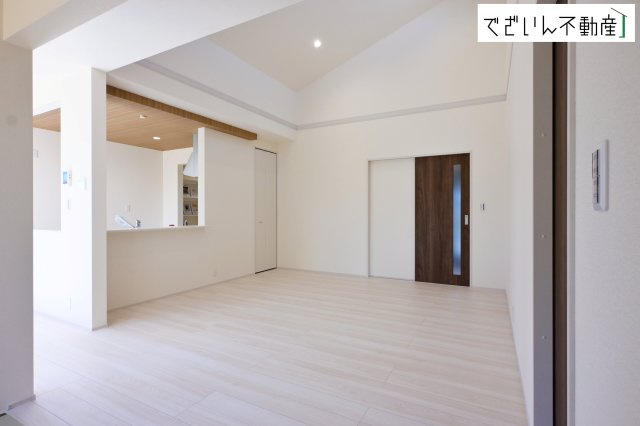 【居間・リビング】 | Livele Garden.S深谷市田中第3【平屋】新築住宅 | ≪1号棟≫細部まで丁寧に仕上げられた内装が、日々の生活を豊かに彩ります。家族の思い出が増えていく場所に。
現地(2026年5月撮影)