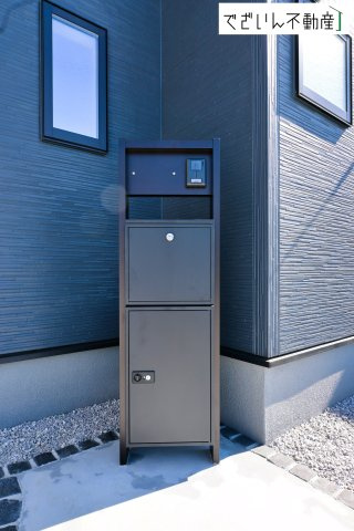 【玄関】 | Livele Garden.S深谷市田中第3【平屋】新築住宅 | ≪1号棟≫ダイアルキー付きの宅配BOXが玄関前にあり、荷物の受け取りに便利です。
現地(2026年5月撮影)