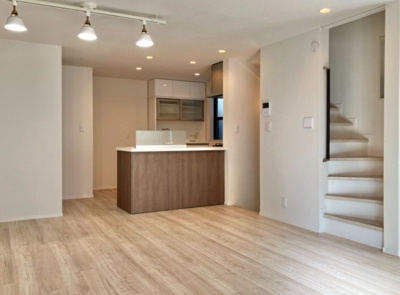 【居間・リビング】 | 雑司が谷戸建 | こちらの居間で趣味の時間をお楽しみください