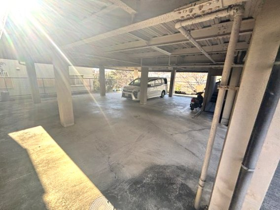 カーサ御影山手　の駐車場