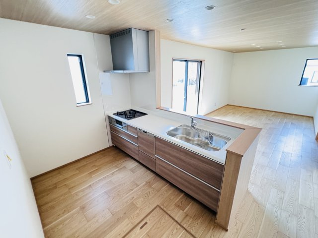 市川市菅野２丁目新築戸建【八幡小学校：10分】のキッチン|お手入れしやすいレンジフード・シンクの水栓には浄水器がついてます！