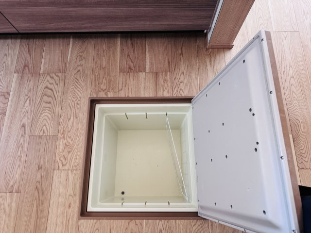 市川市菅野２丁目新築戸建【八幡小学校：10分】のキッチン|キッチン床下収納