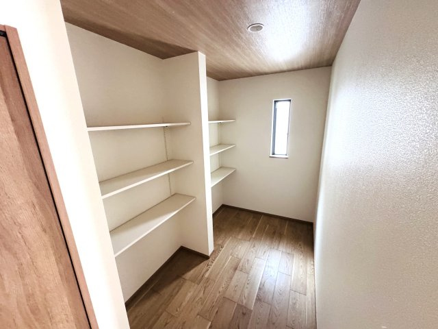 市川市菅野２丁目新築戸建【八幡小学校：10分】の収納|キッチン裏・パントリースペース