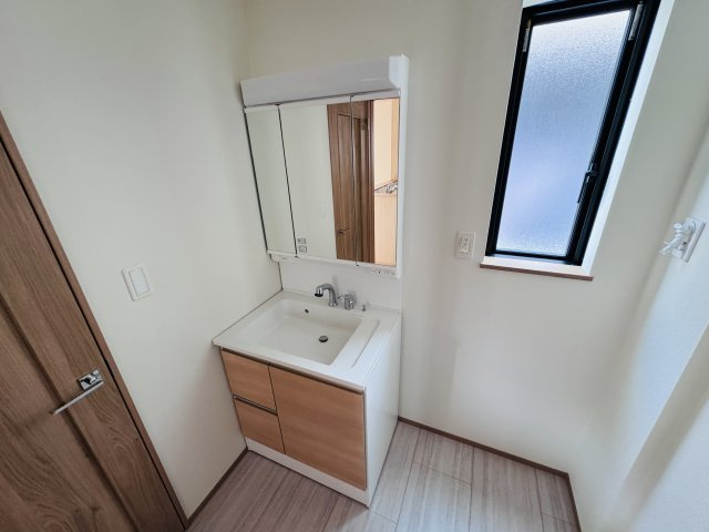 市川市菅野２丁目新築戸建【八幡小学校：10分】の玄関|シャワーヘッド付き三面鏡洗面化粧台