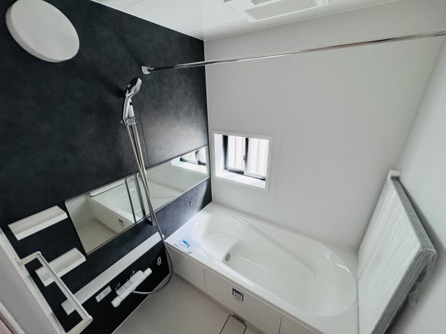 市川市菅野２丁目新築戸建【八幡小学校：10分】の浴室|手元で水流切り替えエコシャワーヘッド・足を伸ばせる広々浴槽で毎日リラックス！