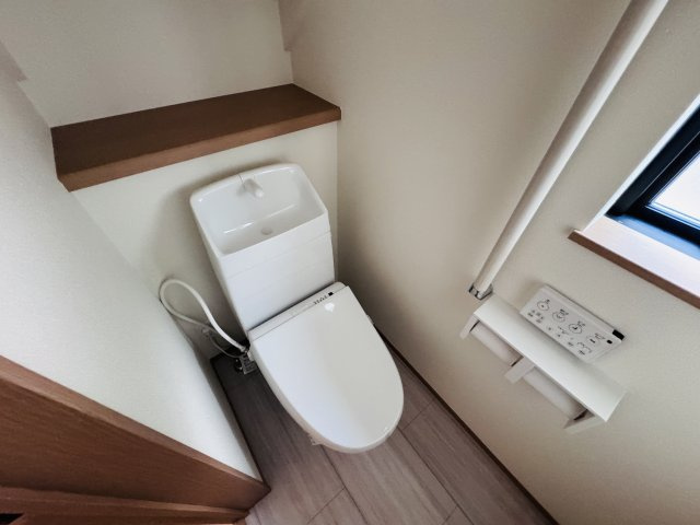 市川市菅野２丁目新築戸建【八幡小学校：10分】のトイレ|温水洗浄暖房便座つきトイレ