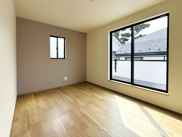 市川市菅野２丁目新築戸建【八幡小学校：10分】の寝室|6.75帖寝室・アクセントクロス・南側バルコニー前の明るいお部屋です♪