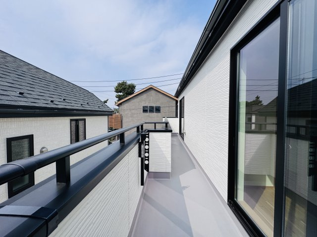 市川市菅野２丁目新築戸建【八幡小学校：10分】のバルコニー|南向きワイドバルコニー・日当たり良好♪