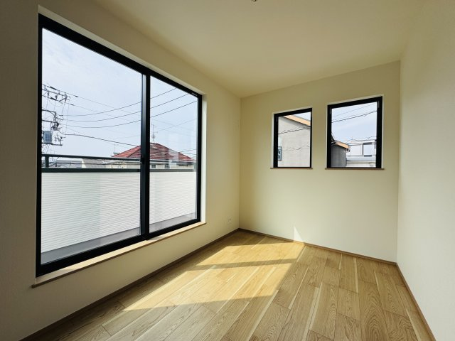 市川市菅野２丁目新築戸建【八幡小学校：10分】の子供部屋|5.06帖洋室・南側バルコニー前の明るいお部屋です♪