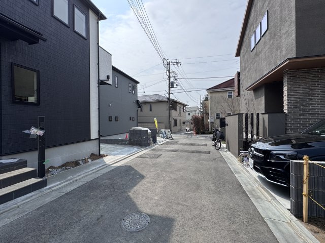 市川市菅野２丁目新築戸建【八幡小学校：10分】の前面道路含む現地写真|中央開発道路
