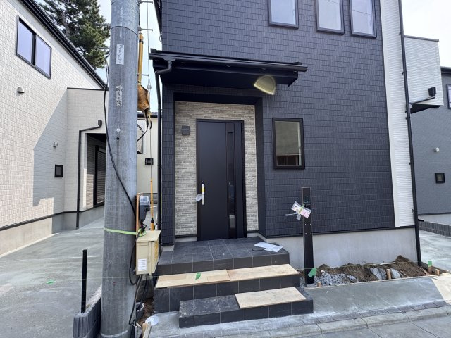 市川市菅野２丁目新築戸建【八幡小学校：10分】のエントランス|エントランス・玄関ポーチ