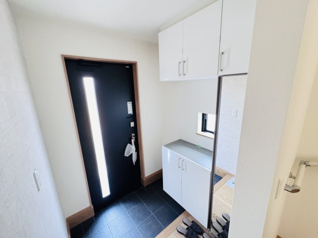 市川市菅野２丁目新築戸建【八幡小学校：10分】の玄関|玄関ホール・ミラー付きシューズボックス