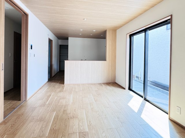 市川市菅野２丁目新築戸建【八幡小学校：10分】の居間・リビング|16帖リビングダイニングキッチン・リビングガス栓付き