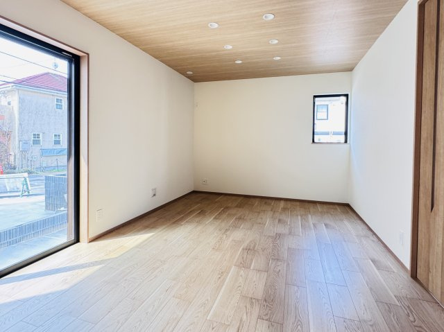 市川市菅野２丁目新築戸建【八幡小学校：10分】の居間・リビング|16帖リビングダイニングキッチン