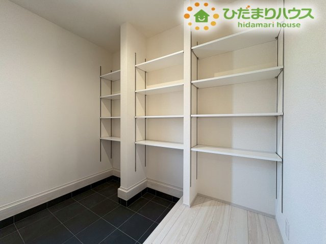 深谷市田中　第3　新築一戸建て　リーブルガーデン　02の収納|靴はもちろん、ベビーカーやアウトドア用品もすっきり収まる大容量のシューズインクローゼットです！可動棚付きで高さを自由に調整でき、玄関周りをいつも清潔に保てます。