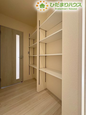 深谷市田中　第3　新築一戸建て　リーブルガーデン　02の収納|玄関ホールに設置された利便性の高いオープンラック収納！日用品やおでかけグッズなどをサッと出し入れでき、毎日の動線を快適にしてくれます。